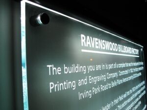 اللوحات الإرشادية المضيئة من الأكريليك – تصميم أنيق يلفت الانتباه 2 💡 اللوحات الإرشادية المضيئة من الأكريليك – تصميم أنيق يلفت الانتباه